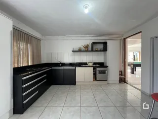 Foto de uma cozinha moderna com armários pretos e piso de cerâmica.
