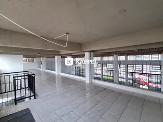 Hall de entrada com piso de cerâmica e grade de segurança na área externa.