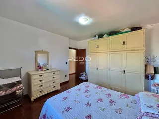 Quarto com armário e cama em ambiente claro.