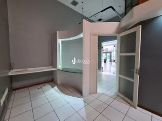Hall de entrada com piso de cerâmica e paredes claras.