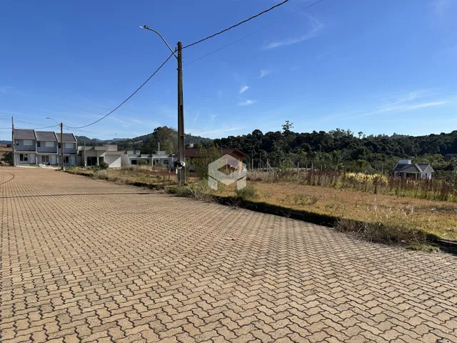 Vista externa de uma propriedade em Lajeado, Brasil, com paisagem de vegetação seca ao fundo.