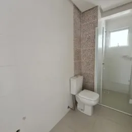 Vista de uma parede interna com revestimento texturizado em um imóvel.