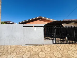 Vista externa de uma residência com muro e portão em Lajeado, Brasil.