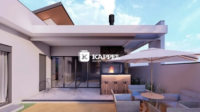 Fachada moderna de uma residência com terraço e portas de vidro.