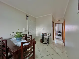 Foto de uma sala de jantar com mesa de madeira e cadeiras em um imóvel no Brasil.