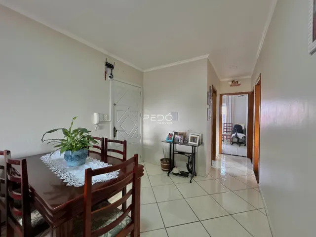 Foto de uma sala de jantar com mesa de madeira e cadeiras em um imóvel no Brasil.