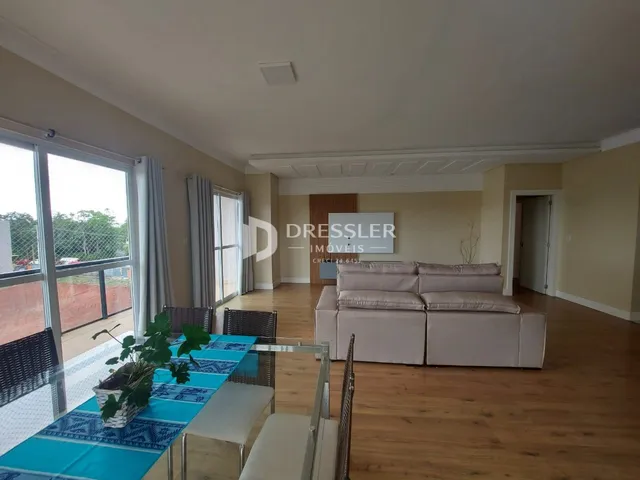 Sala de estar com sofá e piso de madeira clara.