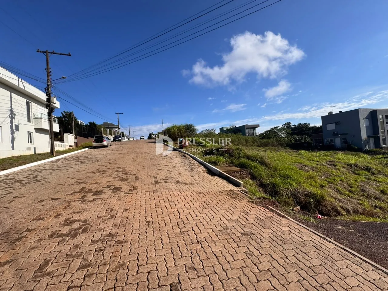 Vista da rua pavimentada em Lajeado, Brasil.