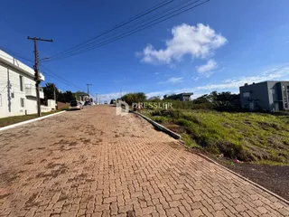 Vista da rua pavimentada em Lajeado, Brasil.