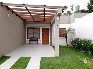Fachada de uma residência com piso e jardim na frente