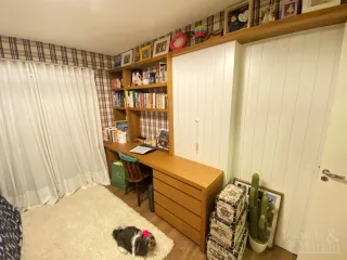 Ambiente interno com estantes de livros e um armário de madeira.