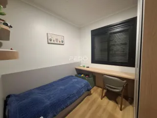 Foto do interior de um quarto com cama e janela em uma residência.