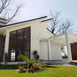 Foto da fachada moderna de uma residência em Lajeado, Brasil.