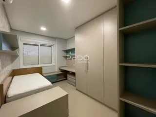Quarto com armários embutidos e janela em um imóvel no Brasil.