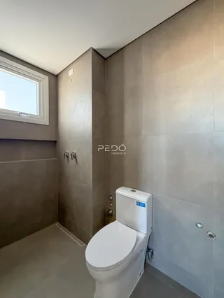 Foto de um banheiro com revestimento de cerâmica nas paredes e piso.