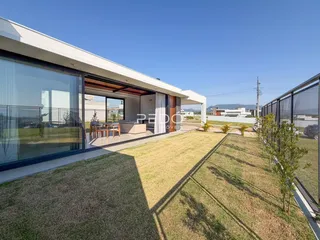 Fachada moderna de uma residência com jardim gramado.