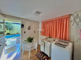 Interior da cozinha com vista para o pátio externo.