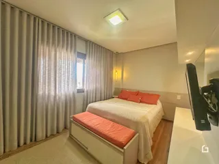 Quarto com cama e cortinas em uma sala de Lajeado, Brasil.