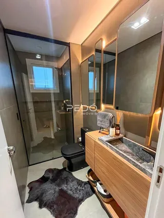 Foto de um banheiro com bancada e vaso sanitário em um imóvel.