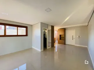 Ambiente interno de uma sala com piso claro e janela.