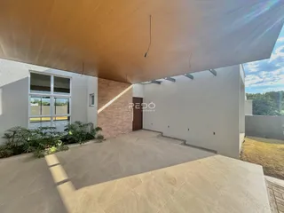 Vista da fachada de uma casa com área externa em Lajeado, Brasil.