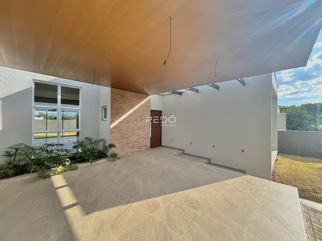 Vista da fachada de uma casa com área externa em Lajeado, Brasil.