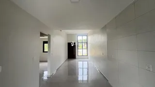 Corredor interno de uma residência com piso de cerâmica.