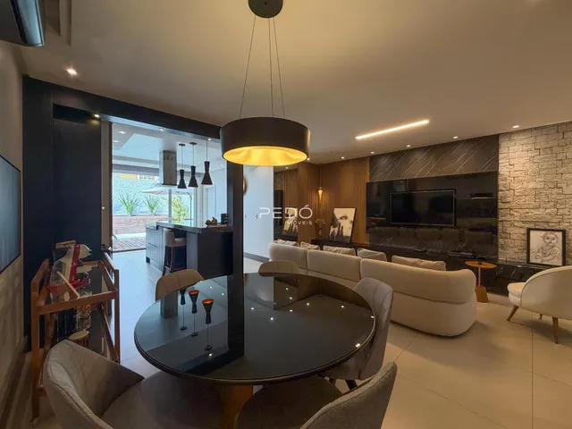 Sala de estar e jantar moderna com decoração contemporânea em um imóvel no Brasil.