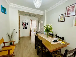 Ambiente interno de uma sala com piso de madeira e móveis de madeira.