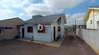 Fachada de uma casa em Lajeado, Brasil com jardim frontal.