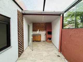 Interior de uma área de transição com piso de cerâmica e parede de madeira.