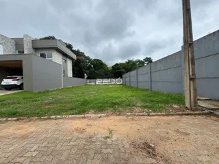 Vista externa de uma residência com muro e gramado em Lajeado.
