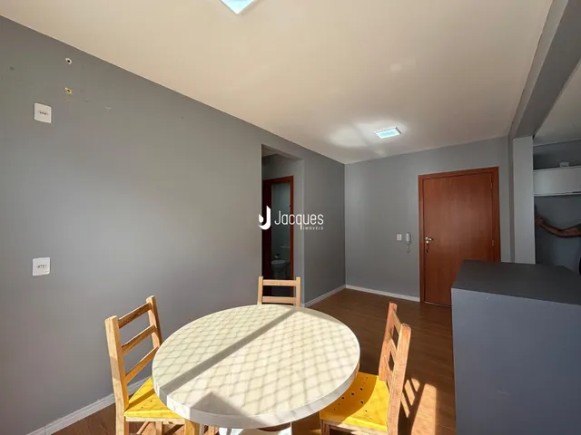 Foto de uma sala de estar com mesa redonda e cadeiras em um imóvel em Lajeado.