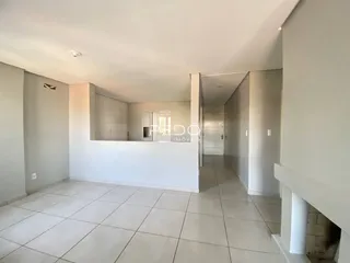 Corredor interno com piso de cerâmica claro em uma residência.