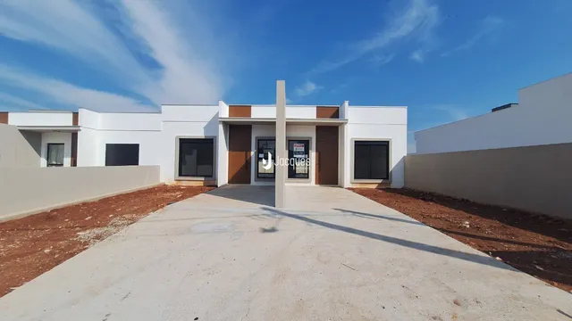 Fachada moderna de uma residência em Lajeado, Brasil, com entrada e área de acesso.