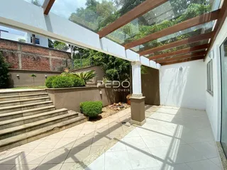 Vista externa de uma área pavimentada com jardim e escadaria em Lajeado.