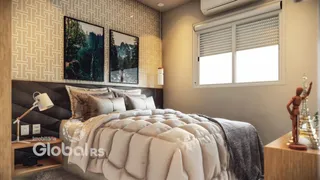 Quarto com cama e decoração de parede.