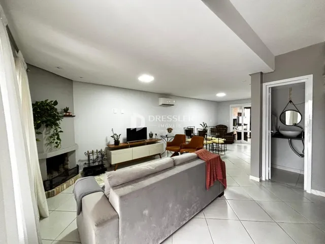 Sala de estar com sofá e lareira em um imóvel no Brasil.