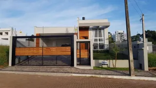 Fachada de uma casa moderna com garagem em Lajeado, Brasil.