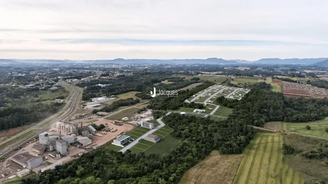 Vista aérea de uma área de terra com campos e infraestrutura no Brasil.