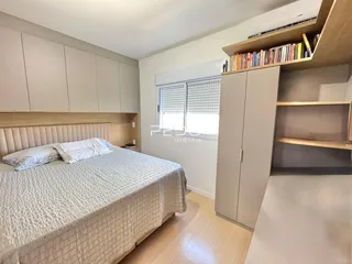 Quarto com cama e armários em um imóvel.