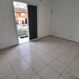 Foto de um cômodo interno com piso de cerâmica clara.