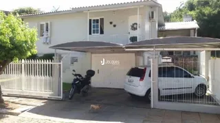 Fachada de uma casa em Lajeado, Brasil com cerca e portão branco.