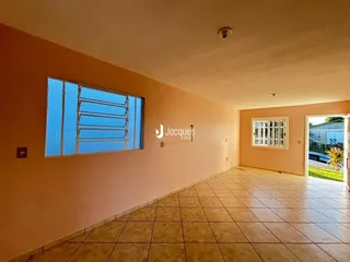 Vista interna de um ambiente com paredes alaranjadas e piso de cerâmica.