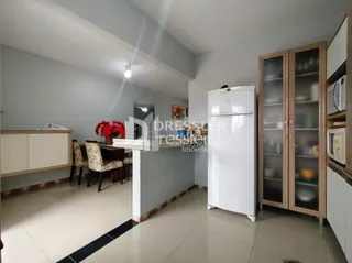 Ambiente interno com paredes cinzas e piso de cerâmica.