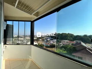 Vista panorâmica da paisagem urbana e residencial de Lajeado vista através de grandes janelas.