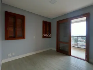 Sala de estar com paredes cinzas e piso de madeira clara.