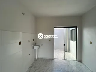 Banheiro com piso de porcelanato e bancada branca.