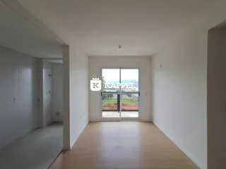 Sala de estar com piso de madeira clara e porta de vidro com vista para a paisagem.