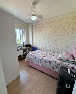 Quarto com cama e janela em um imóvel.
